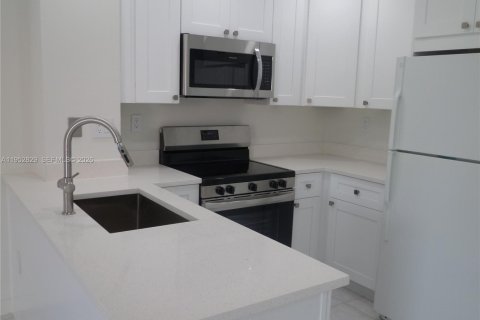 Condo in Hialeah, Florida, 1 bedroom  № 2010500 - photo 4