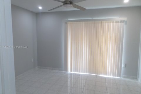 Condo in Hialeah, Florida, 1 bedroom  № 2010500 - photo 14