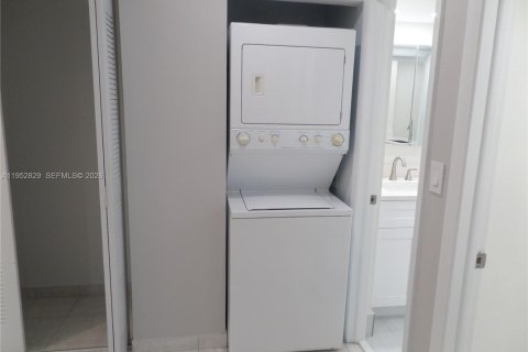 Condo in Hialeah, Florida, 1 bedroom  № 2010500 - photo 5
