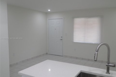 Condo in Hialeah, Florida, 1 bedroom  № 2010500 - photo 12