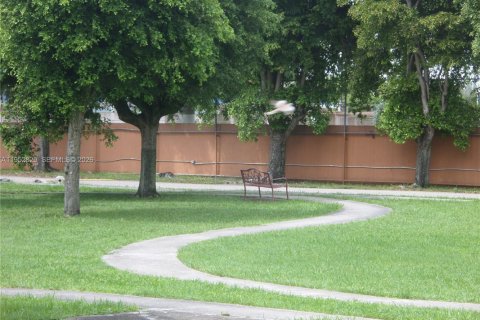 Condo in Hialeah, Florida, 1 bedroom  № 2010500 - photo 15