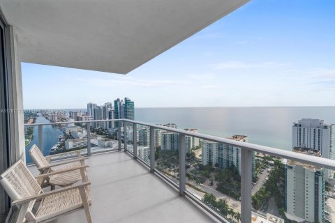 Condo in Hollywood, Florida, 2 bedrooms  № 1644817 - photo 1