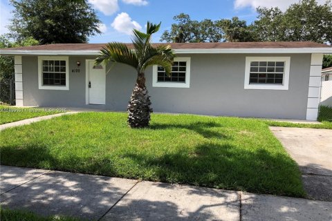 Villa ou maison à louer à West Park, Floride: 3 chambres, 105.54 m2 № 1946800 - photo 1
