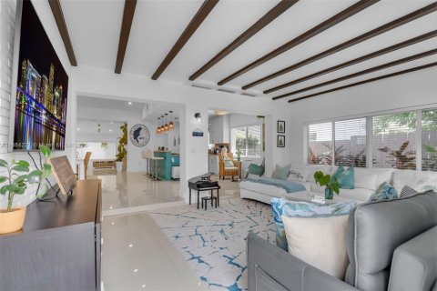 House in Miami Beach, Florida 3 bedrooms, 180.32 sq.m. № 1930420 - photo 17