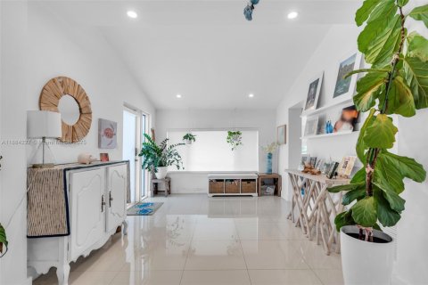 House in Miami Beach, Florida 3 bedrooms, 180.32 sq.m. № 1930420 - photo 7