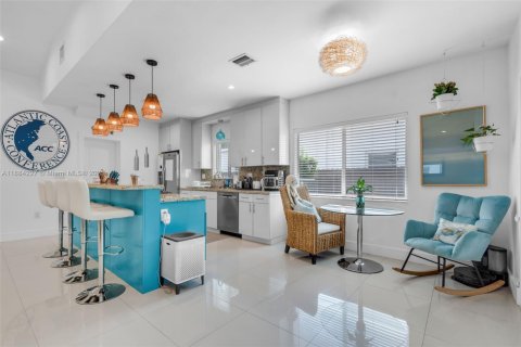 House in Miami Beach, Florida 3 bedrooms, 180.32 sq.m. № 1930420 - photo 10