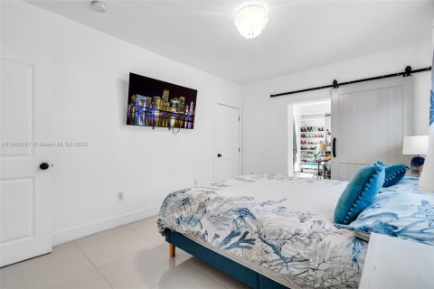 House in Miami Beach, Florida 3 bedrooms, 180.32 sq.m. № 1930420 - photo 19