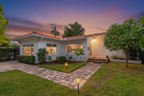 House in Miami Beach, Florida 3 bedrooms, 180.32 sq.m. № 1930420 - photo 3