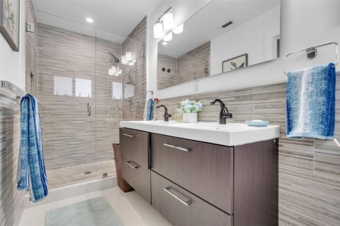 House in Miami Beach, Florida 3 bedrooms, 180.32 sq.m. № 1930420 - photo 24