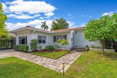 House in Miami Beach, Florida 3 bedrooms, 180.32 sq.m. № 1930420 - photo 2