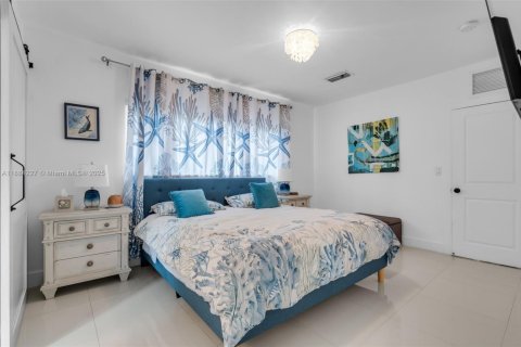 House in Miami Beach, Florida 3 bedrooms, 180.32 sq.m. № 1930420 - photo 20