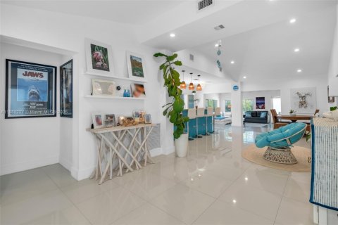 House in Miami Beach, Florida 3 bedrooms, 180.32 sq.m. № 1930420 - photo 5