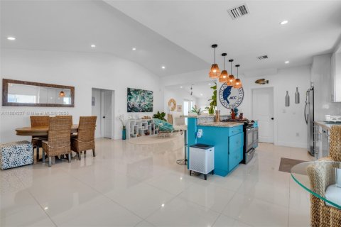 House in Miami Beach, Florida 3 bedrooms, 180.32 sq.m. № 1930420 - photo 14