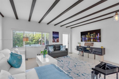 House in Miami Beach, Florida 3 bedrooms, 180.32 sq.m. № 1930420 - photo 16