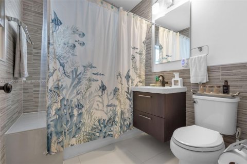 House in Miami Beach, Florida 3 bedrooms, 180.32 sq.m. № 1930420 - photo 29