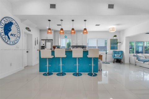 House in Miami Beach, Florida 3 bedrooms, 180.32 sq.m. № 1930420 - photo 11