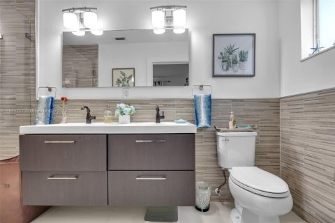 House in Miami Beach, Florida 3 bedrooms, 180.32 sq.m. № 1930420 - photo 23