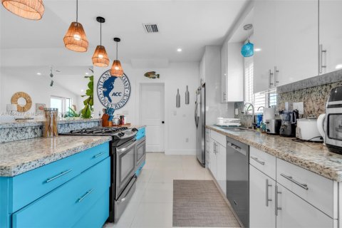 House in Miami Beach, Florida 3 bedrooms, 180.32 sq.m. № 1930420 - photo 13