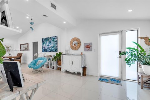 House in Miami Beach, Florida 3 bedrooms, 180.32 sq.m. № 1930420 - photo 6