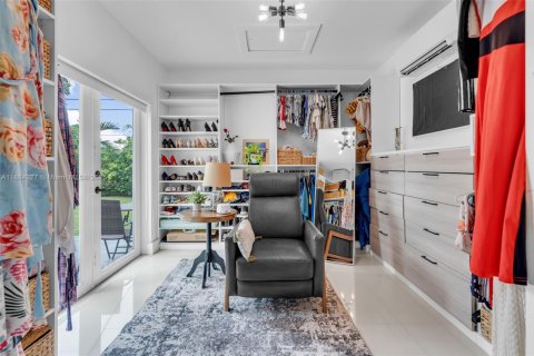 House in Miami Beach, Florida 3 bedrooms, 180.32 sq.m. № 1930420 - photo 21