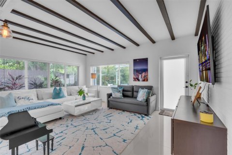 House in Miami Beach, Florida 3 bedrooms, 180.32 sq.m. № 1930420 - photo 15