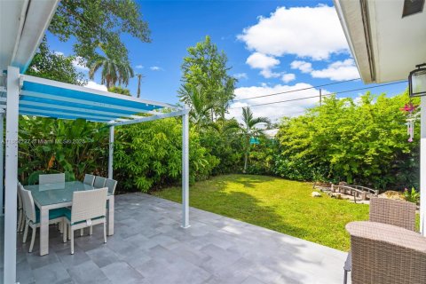 House in Miami Beach, Florida 3 bedrooms, 180.32 sq.m. № 1930420 - photo 30