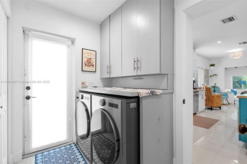 House in Miami Beach, Florida 3 bedrooms, 180.32 sq.m. № 1930420 - photo 25