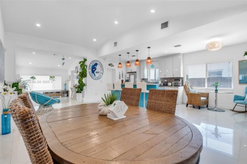 House in Miami Beach, Florida 3 bedrooms, 180.32 sq.m. № 1930420 - photo 9