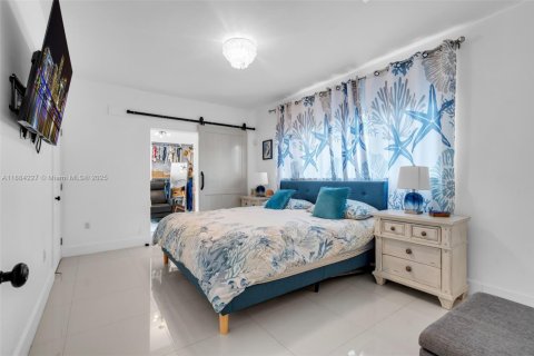 House in Miami Beach, Florida 3 bedrooms, 180.32 sq.m. № 1930420 - photo 18