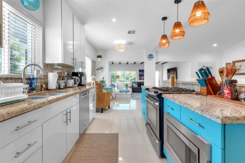 House in Miami Beach, Florida 3 bedrooms, 180.32 sq.m. № 1930420 - photo 12