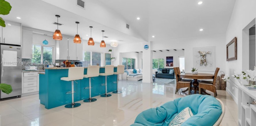 House in Miami Beach, Florida 3 bedrooms, 180.32 sq.m. № 1930420