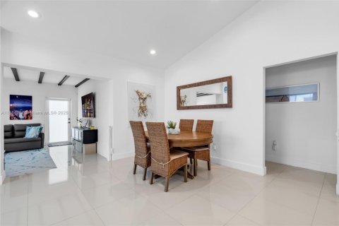 House in Miami Beach, Florida 3 bedrooms, 180.32 sq.m. № 1930420 - photo 8