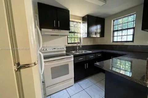 House in Miami, Florida 2 bedrooms, 83.89 sq.m. № 1997427 - photo 5