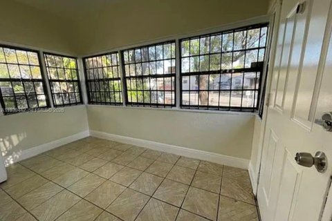 House in Miami, Florida 2 bedrooms, 83.89 sq.m. № 1997427 - photo 2