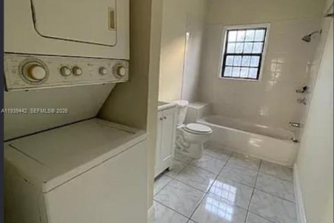 House in Miami, Florida 2 bedrooms, 83.89 sq.m. № 1997427 - photo 10