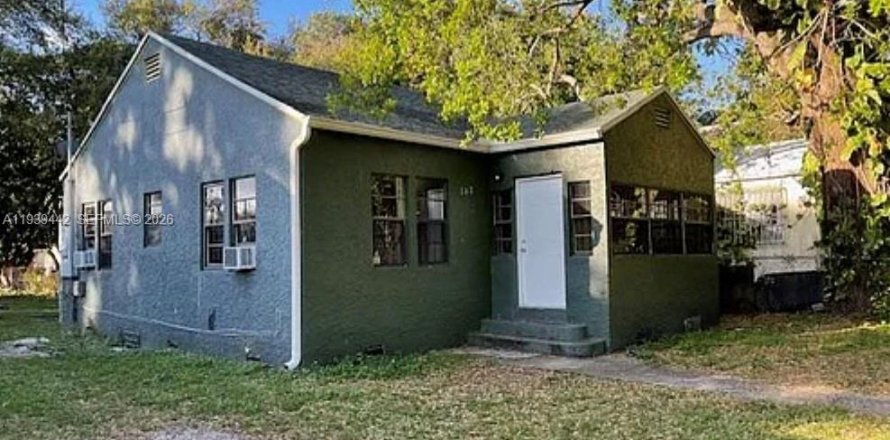 House in Miami, Florida 2 bedrooms, 83.89 sq.m. № 1997427