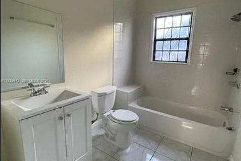 House in Miami, Florida 2 bedrooms, 83.89 sq.m. № 1997427 - photo 11