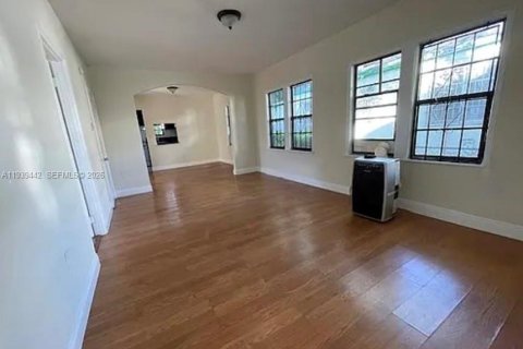 House in Miami, Florida 2 bedrooms, 83.89 sq.m. № 1997427 - photo 4