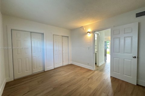 Снять в аренду квартиру в Окленд-Парк, Флорида 1 спальня, № 2006522 - фото 10