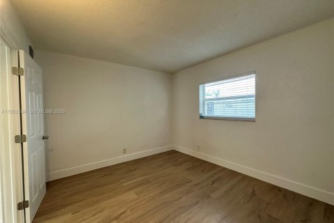 Снять в аренду квартиру в Окленд-Парк, Флорида 1 спальня, № 2006522 - фото 11