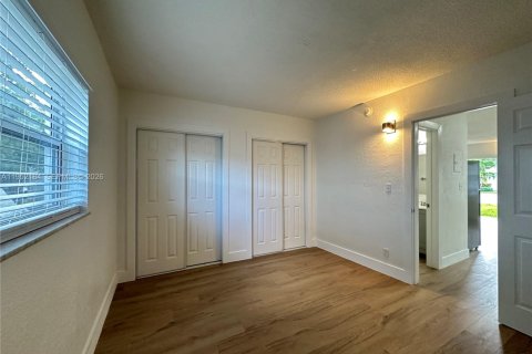 Снять в аренду квартиру в Окленд-Парк, Флорида 1 спальня, № 2006522 - фото 8