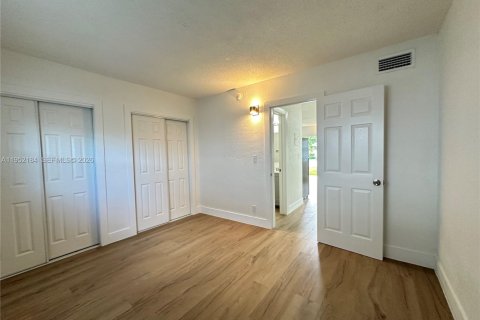 Снять в аренду квартиру в Окленд-Парк, Флорида 1 спальня, № 2006522 - фото 9