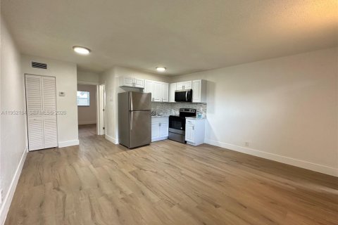 Снять в аренду квартиру в Окленд-Парк, Флорида 1 спальня, № 2006522 - фото 2