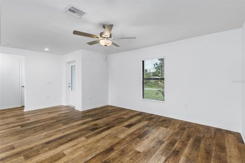 House in Port Charlotte, Florida 3 bedrooms, 135.73 sq.m. № 664449 - photo 6