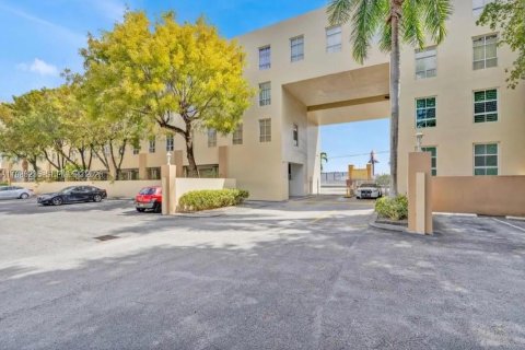 Condo in Hialeah, Florida, 2 bedrooms  № 2051451 - photo 4