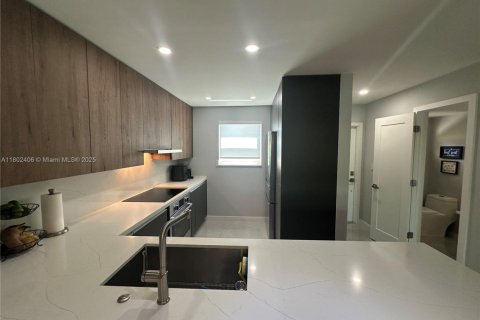 Touwnhouse à vendre à Miami, Floride: 2 chambres, 117.61 m2 № 1938788 - photo 18