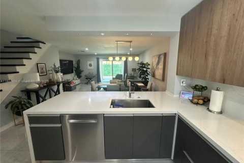 Adosado en venta en Miami, Florida, 2 dormitorios, 117.61 m2 № 1938788 - foto 1