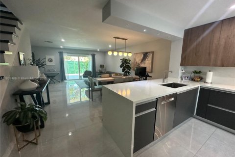 Townhouse in Miami, Florida 2 bedrooms, 117.61 sq.m. № 1938788 - photo 16