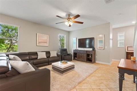 House in Davenport, Florida 4 bedrooms, 274.43 sq.m. № 1899572 - photo 12