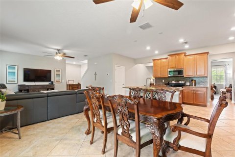 House in Davenport, Florida 4 bedrooms, 274.43 sq.m. № 1899572 - photo 10